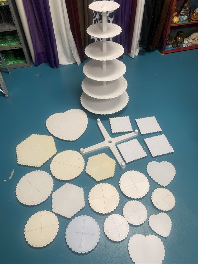 Vtg Wilton Wedding Cake Scalloped Lace Edge W/ Fountain Plastic Plates & Pillars