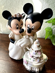 Lenox Disney «Minnie’s Dream Wedding Cake» porcelain figurine topper 24k accent