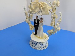 READ Vintage 1950s-60s Wedding Cake Topper Plastic Couple Wedding Bell Arch MCM