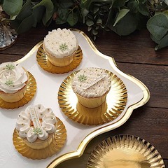 GOLD 50 Round 5″ Metallic Paper DESSERT PLATES Scalloped Rim Party Decorations