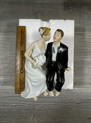 Wedding Cake Topper Kissing Sitting Bride and Groom Porcelain Weddingstar New