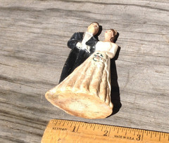 antique ACA chalkware plaster wedding cake topper 4″ bride & groom 1950? AS IS