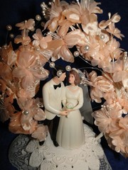 New Vintage Wilton MOONLIT SNOW Peach Wedding Cake Top, White Coat # 114-206