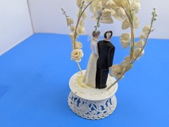 READ Vintage 1950s-60s Wedding Cake Topper Plastic Couple Wedding Bell Arch MCM