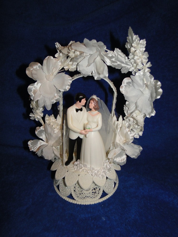 New Vintage Wilton «Enchantment» Wedding Cake Top, White Coat # 114-9023