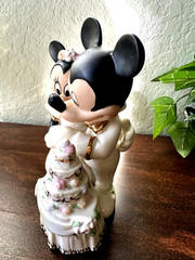 Lenox Disney «Minnie’s Dream Wedding Cake» porcelain figurine topper 24k accent