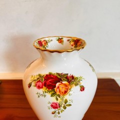 Royal Albert Porcelain Vase – Old Country Roses, English Bone China Floral Bud V