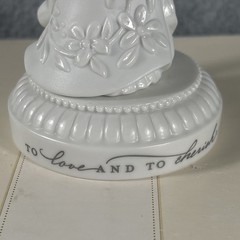 Hallmark Keepsake 2005 Porcelain Wedding Cake Topper «To Love And To Cherish»