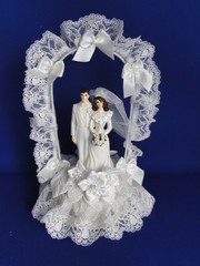 New Vintage Wilton Petite «Lace Trellis» Wedding CakeTop, white tux, 104-937Rev