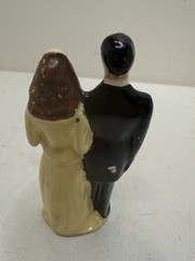 VTG Ceramic Bride And Groom Cake Topper Figurine Circa 1950’s Approx 4” W 1.25”