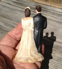 antique ACA chalkware plaster wedding cake topper 4″ bride & groom 1950? AS IS