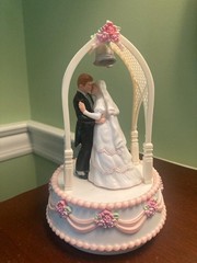 Enesco Vintage Musical Wedding Cake Topper Bride Groom Trellis «True Love» 6″