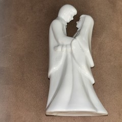 white porcelain bride/groom wedding cake topper