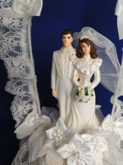 New Vintage Wilton Petite «Lace Trellis» Wedding CakeTop, white tux, 104-937Rev