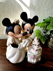 Lenox Disney «Minnie’s Dream Wedding Cake» porcelain figurine topper 24k accent
