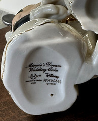 Lenox Disney «Minnie’s Dream Wedding Cake» porcelain figurine topper 24k accent