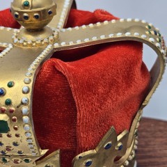 VTG INFANT OF PRAGUE Crown Hat Cake Topper Wilton #748 Plastic & Red Velvet