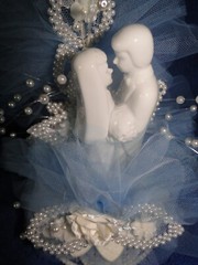 New Vintage Wilton «Lustrous Love» Wedding CakeTop, white porcelain,blue 117-625
