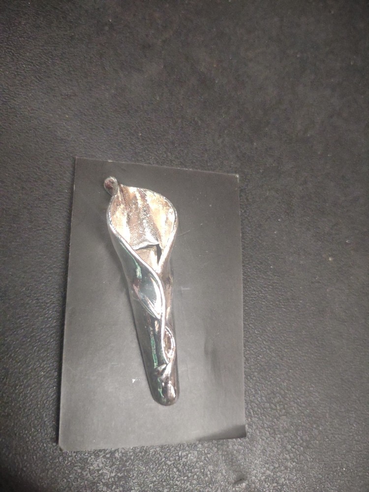 Silvery Metal Calla Lily Bout Magnet, Attach Boutonniere w/o Pins «Vine Silver»