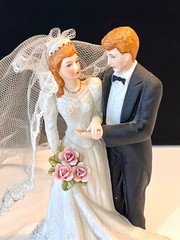 Lefton Porcelain Wedding Cake Topper & Figurine Groom & Bride w Lace Veil 1990