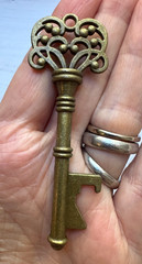 8Pcs Antiqued Brass Skeleton Key Bottle Openers Wedding Favor NOS Craft Jewelry