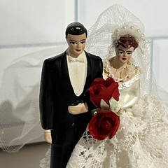 VTG 1950s Wedding Cake Topper Chalkware Bride Groom Lace Dress Pearls Roses 4″