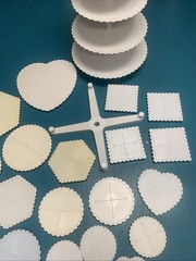 Vtg Wilton Wedding Cake Scalloped Lace Edge W/ Fountain Plastic Plates & Pillars