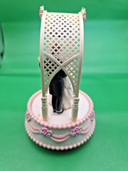 Enesco Bride & Groom Cake Topper «True Love» Music Carousal