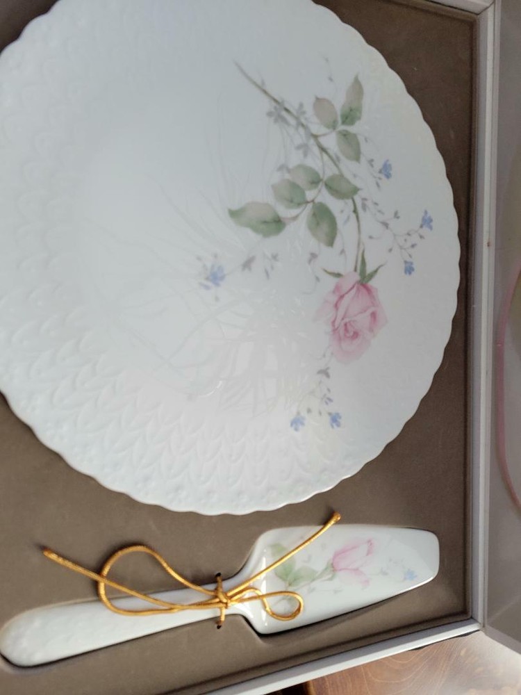 Mikasa Bone China Cake and Knife Set Never Use In Box