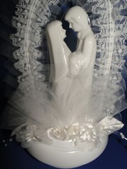 New Wilton «Devotion» Wedding Cake Top, white porcelain couple 117-425