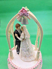 Enesco Bride & Groom Cake Topper «True Love» Music Carousal