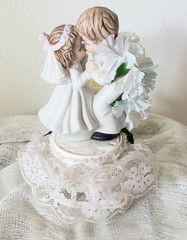 Vintage 1980s Porcelain Bisque Wedding Cake Topper Kissing Bride Groom 8″ Lefton