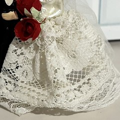 VTG 1950s Wedding Cake Topper Chalkware Bride Groom Lace Dress Pearls Roses 4″