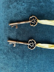 Unique VTG Style Key Bottle Openers Party Favor Thank You Gift Pair