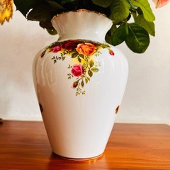 Royal Albert Porcelain Vase – Old Country Roses, English Bone China Floral Bud V