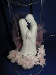 New Vintage Wilton «Rhapsody» Wedding Cake Top, white porcelain, pink 117-305
