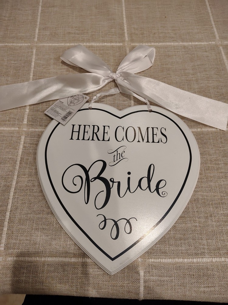 «Here Comes the Bride’ Heart Hanging Wedding Sign Wood White/Black Ribbon Decor