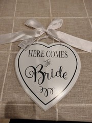 «Here Comes the Bride’ Heart Hanging Wedding Sign Wood White/Black Ribbon Decor