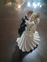 1998 Wilton Enterprises Petite Embrace Wedding Couple Cake Topper
