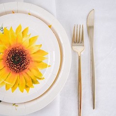 25 White 7″ Round Paper Plates with Sunflower Design – Disposable Tableware