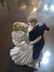 1998 Wilton Enterprises Petite Embrace Wedding Couple Cake Topper