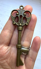 8Pcs Antiqued Brass Skeleton Key Bottle Openers Wedding Favor NOS Craft Jewelry