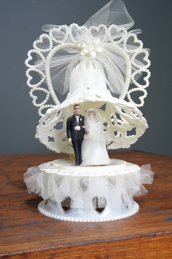 Vintage Art Deco Wedding Topper Sugar Sculpture Groom Bride Bell Lace Stand