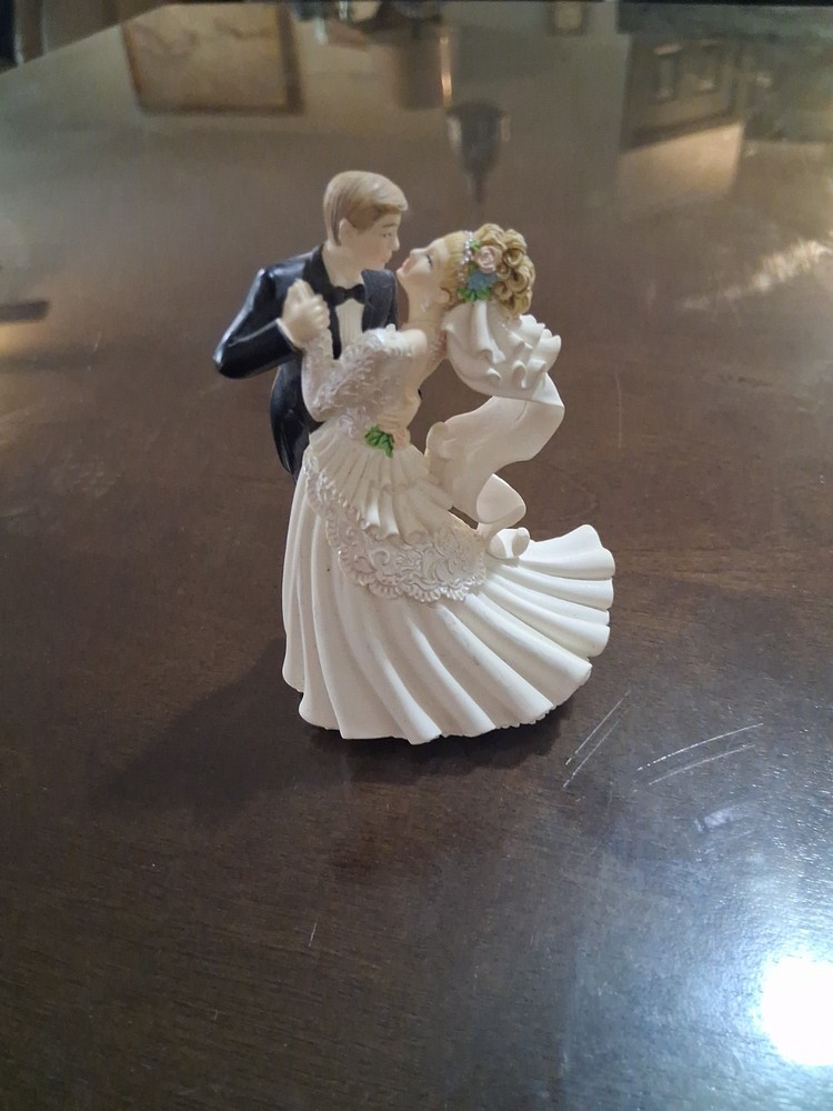 1998 Wilton Enterprises Petite Embrace Wedding Couple Cake Topper
