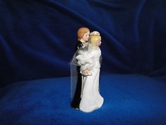 NEW BEAUTIFUL HAND PAINTED BRIDE & GROOM FIGURINE COUPLE