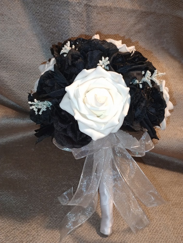 NEW Artificial Black/White Roses Bride Wedding Round Clutch Bouquet W/Glitter