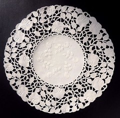 100 – 10″ OFF WHITE ROSE FLORAL Lace Paper Doilies | White Paper Doily