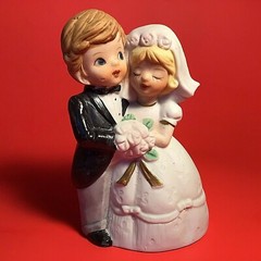 BRIDE & GROOM PORCELAIN BELL BISQUE JEFFREY SNYDER NEW YORK 4″ HAND DECORATED