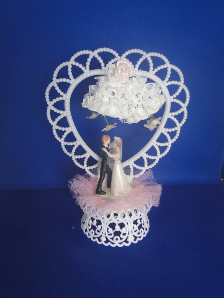 New Vintage Traditions Wedding Caketop Bride/Groom, white heart arch, pink #128P