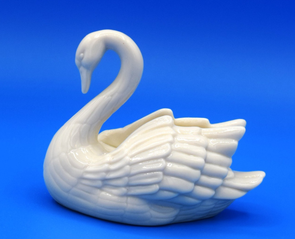 Lenox Classic Ivory Swan Place Card Holder Bridal Decor Weddings/Showers 2 1/2″